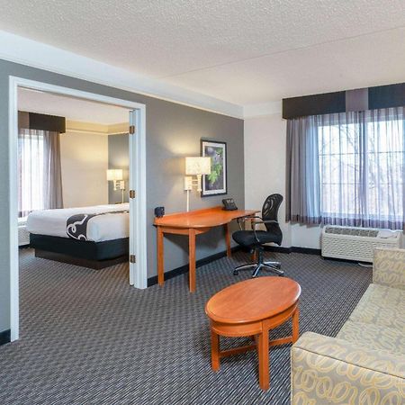 La Quinta By Wyndham Pueblo Hotel Exterior photo