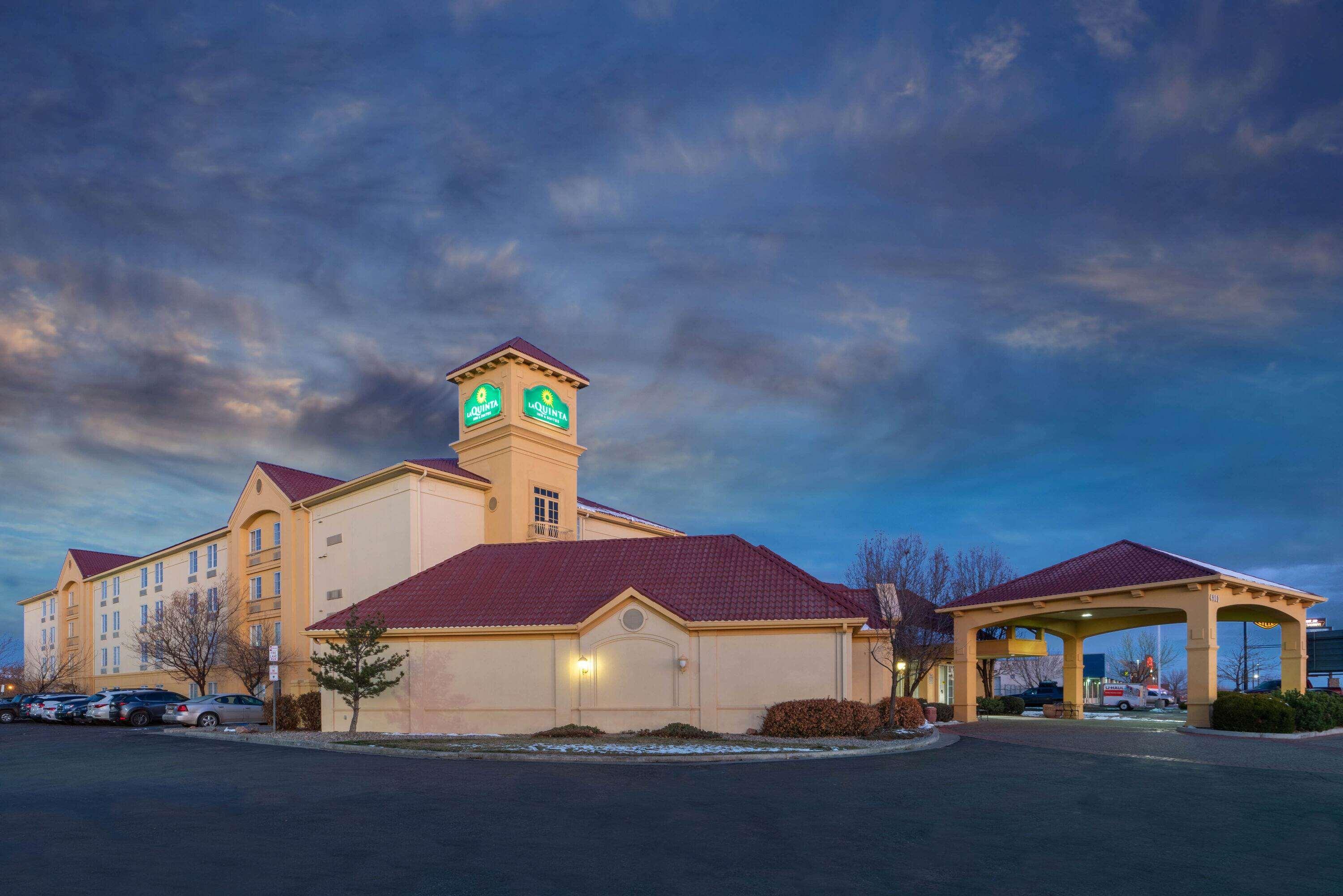La Quinta By Wyndham Pueblo Hotel Exterior photo