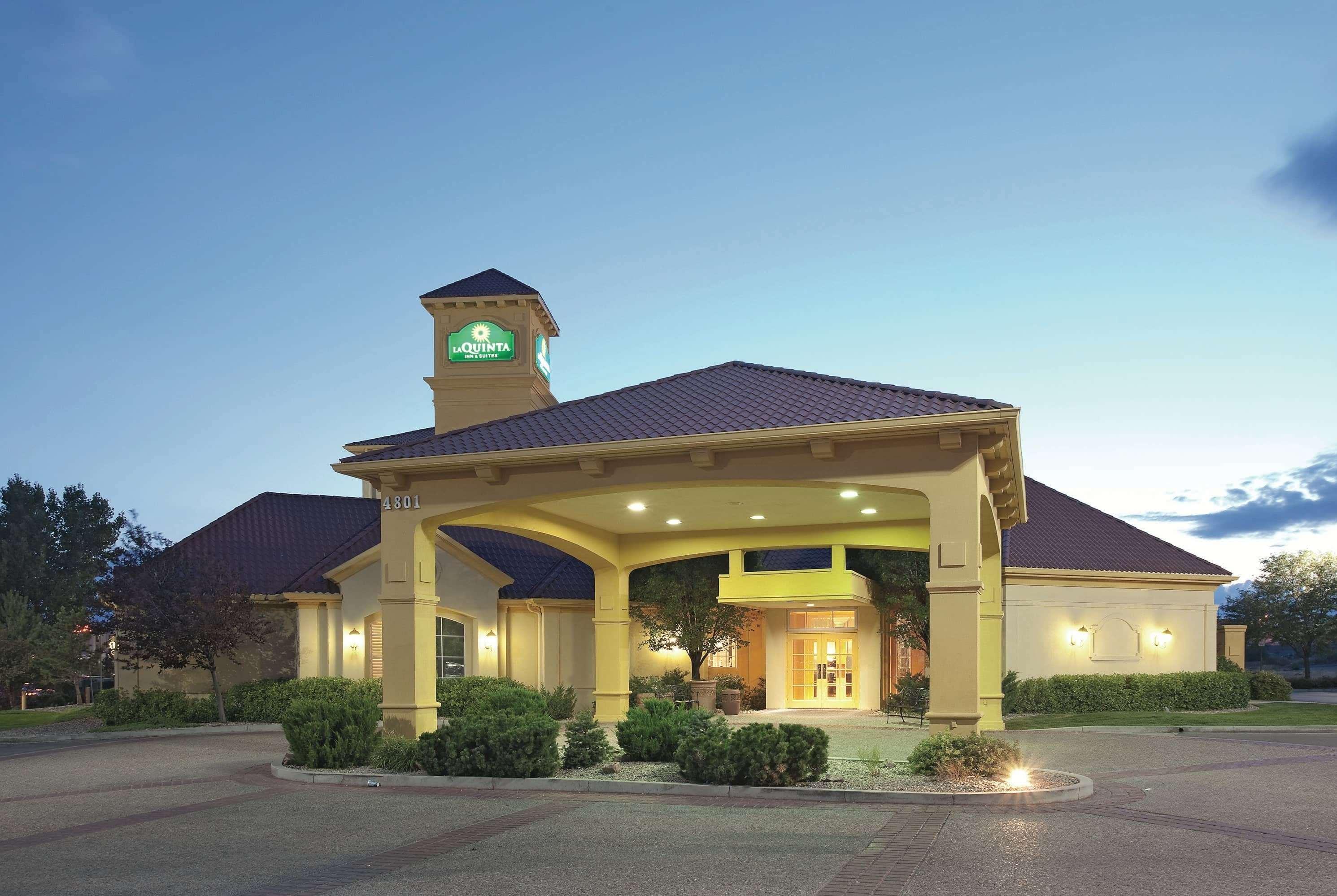 La Quinta By Wyndham Pueblo Hotel Exterior photo