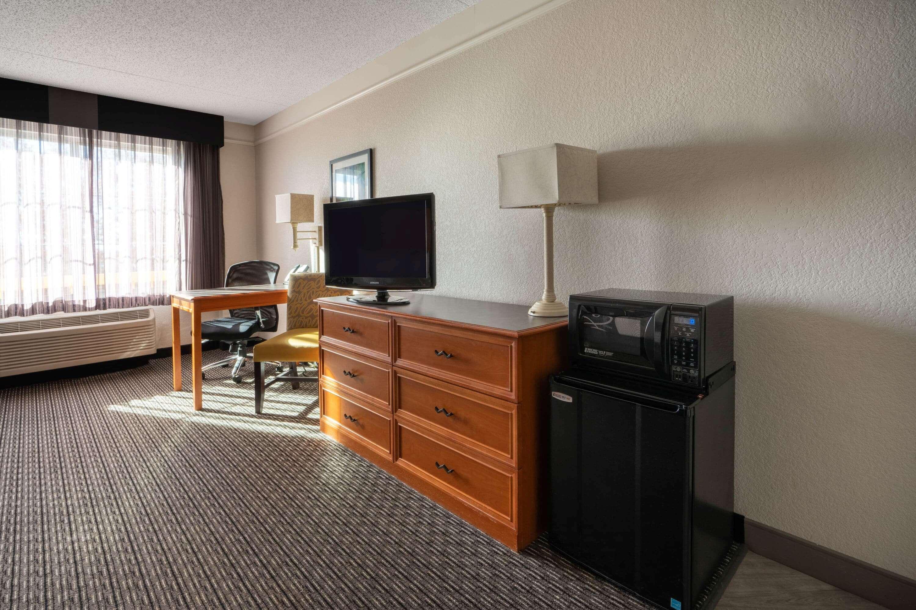 La Quinta By Wyndham Pueblo Hotel Exterior photo