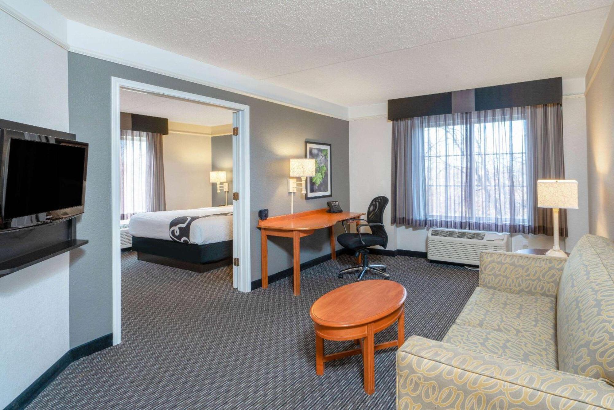 La Quinta By Wyndham Pueblo Hotel Exterior photo