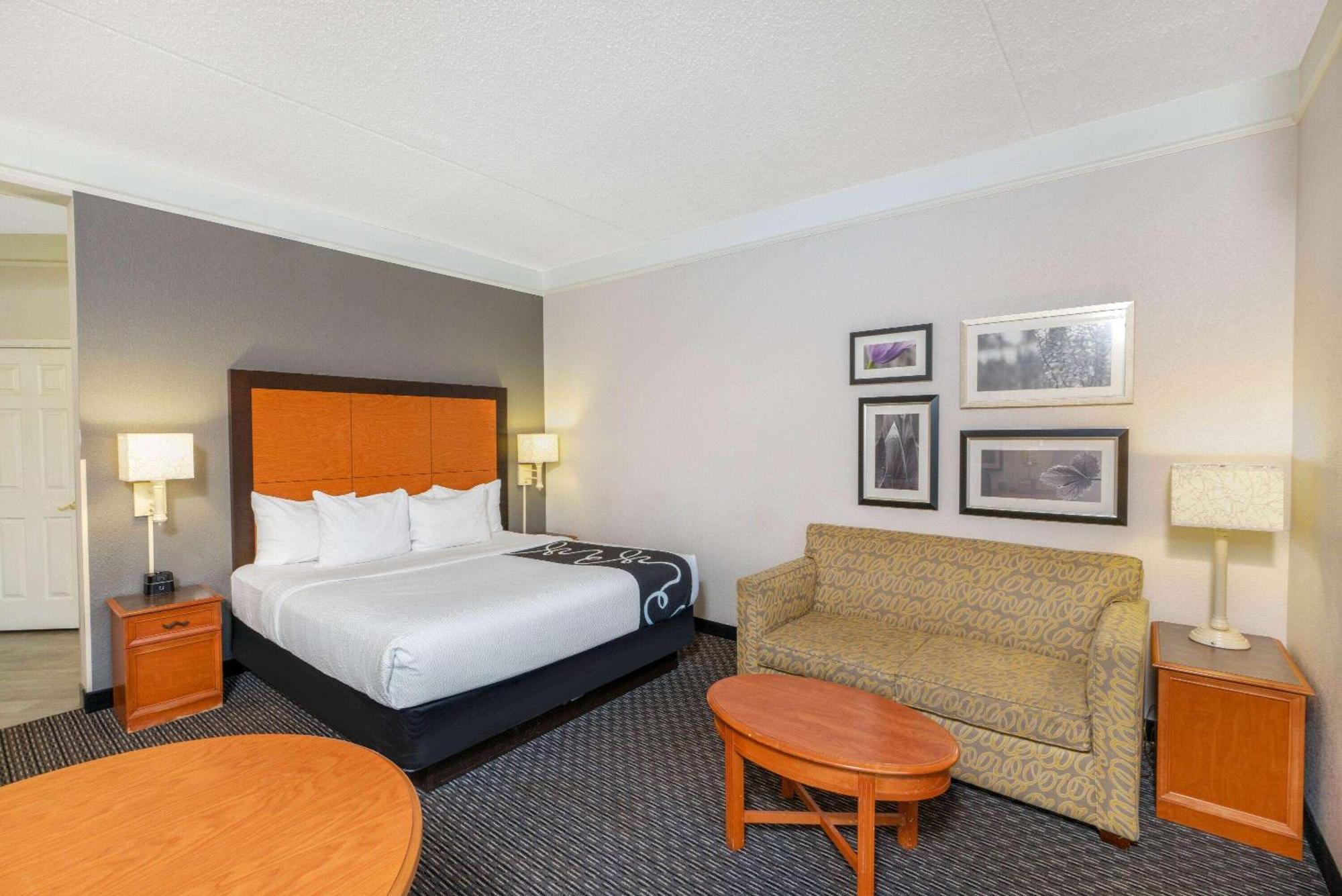 La Quinta By Wyndham Pueblo Hotel Exterior photo