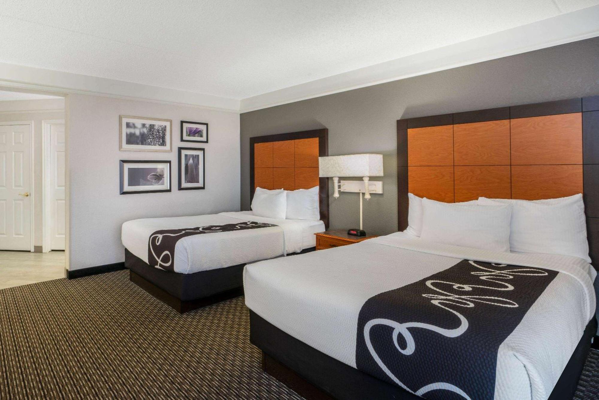 La Quinta By Wyndham Pueblo Hotel Exterior photo