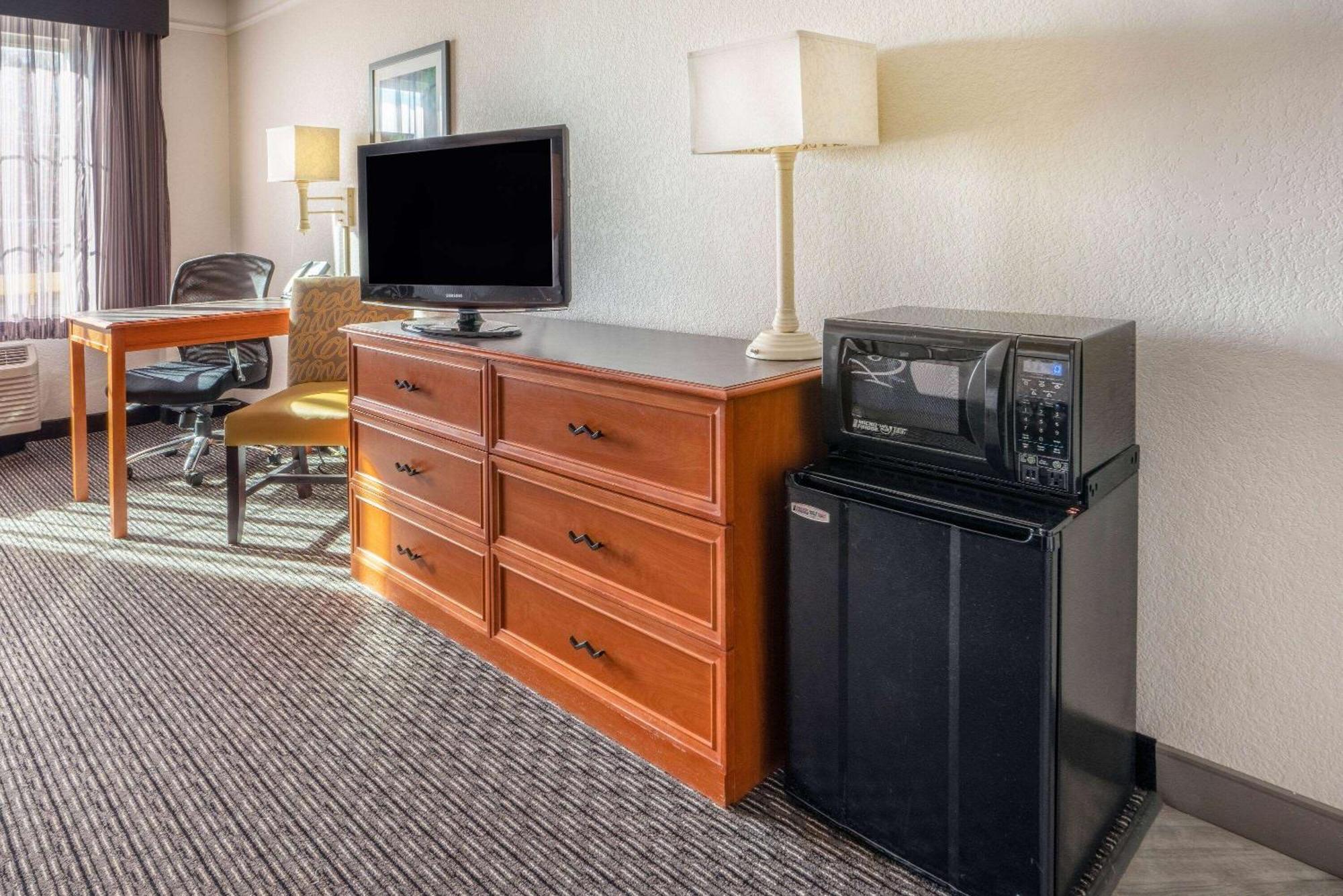 La Quinta By Wyndham Pueblo Hotel Exterior photo